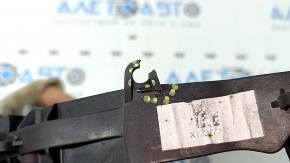 The front left door handle mechanism of a BMW 7 G11 G12 16-22 has a broken mount.