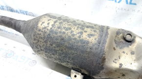 The exhaust pipe with the catalytic converter of the Toyota Prius 30 10-15 is rusty.