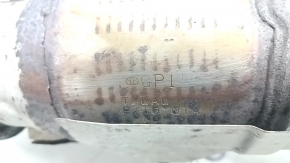 The exhaust pipe with the catalytic converter of the Toyota Prius 30 10-15 is rusty.
