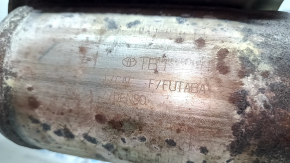 The exhaust pipe with the catalytic converter of the Toyota Prius 30 10-15 is rusty.