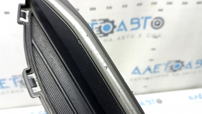The lower grille of the front bumper of the Hyundai Ioniq 17-22 is gray, the fasteners are broken, there are scratches, and there are bumps.