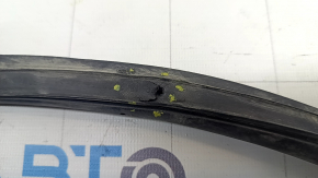 The rear left door seal of a Toyota Sienna 21-24 is torn.