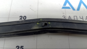 The rear left door seal of a Toyota Sienna 21-24 is torn.