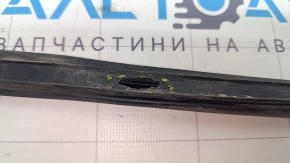 The rear left door seal of a Toyota Sienna 21-24 is torn.