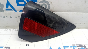 Reflector on the rear right wing of Tesla Model 3 18 - broken fastener