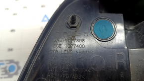 Tesla Model 3 18-USA right outer wing light, 3 pins, missing fragment, broken fasteners, cracks in glass, scuffed