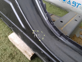 The central right body pillar of a Toyota Rav4 19-21 is sawn off, butt