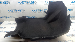 The front left floor covering of a Tesla Model Y 20-25 is black, the insulation is peeling off.