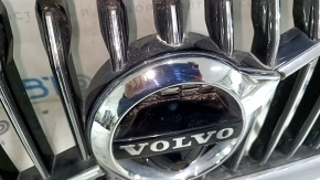 Radiator grille with Volvo XC60 18-21 badge under the camera