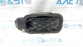 The fuel filler flap housing of the Audi A4 B9 17-25 has broken fasteners.