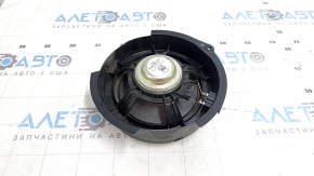 The rear right speaker of the Audi A4 B8 08-16 has a broken edge with fasteners.