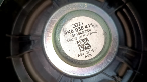 The rear right speaker of the Audi A4 B8 08-16 has a broken edge with fasteners.