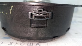 The rear right speaker of the Audi A4 B8 08-16 has a broken edge with fasteners.