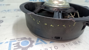 The rear right speaker of the Audi A4 B8 08-16 has a broken edge with fasteners.