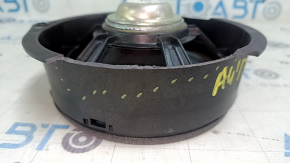 The rear right speaker of the Audi A4 B8 08-16 has a broken edge with fasteners.