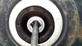 The rear subframe of the Audi A4 B8 13-16 AWD is rusty, with microcracks in the transmission strut.