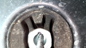The rear subframe of the Audi A4 B8 13-16 AWD is rusty, with microcracks in the transmission strut.