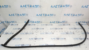 The right door sill seal on a Volvo XC60 18-25 is torn.