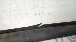 The right door sill seal on a Volvo XC60 18-25 is torn.