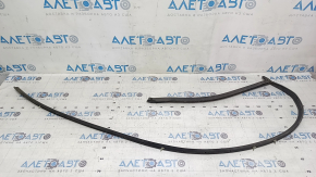 The right door sill seal on a Volvo XC60 18-25 is torn.