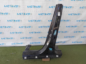 The central left body pillar of the Mercedes W167 GLE 350 450 20-24 is sawn off, butts