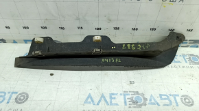 The left front bumper mudguard of the Audi A4 B8 08-16 is worn out.