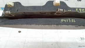 The left front bumper mudguard of the Audi A4 B8 08-16 is worn out.