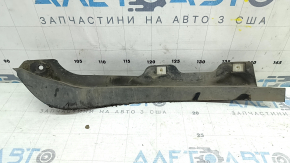 The left front bumper mudguard of the Audi A4 B8 08-16 is worn out.