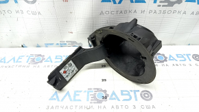 The gas cap housing of a Ford C-max MK2 13-18 has a torn seal.