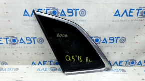 Rear left window with blind glass for an Audi Q5 80A 18-24 with chrome molding, scratches on the chrome, and a defective seal.