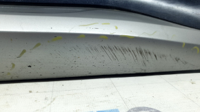 The lower rear left door trim of the Audi Q5 80A 18-20 is worn and sanded.