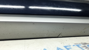 The lower rear left door trim of the Audi Q5 80A 18-20 is worn and sanded.