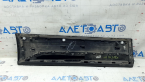The lower rear left door trim of the Audi Q5 80A 18-20 is worn and sanded.