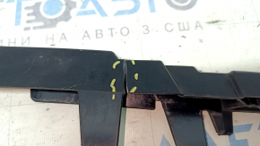 The lower front bumper absorber of a BMW 3 G20 19-22 is broken.