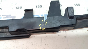 The lower front bumper absorber of a BMW 3 G20 19-22 is broken.