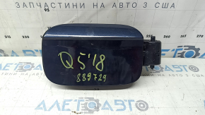 The fuel filler flap with the housing of the Audi Q5 80A 18-24 is broken.