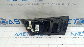 The inner tailgate light, left, BMW 3 G20 19-21, is worn.