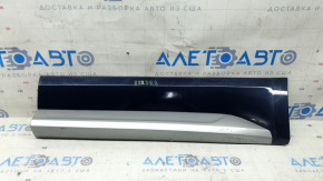 The lower rear left door trim of the Audi Q5 80A 18-20 is worn and sanded.