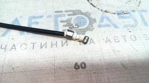 The hood release cable of the Alfa Romeo Giulia 17-25 has a torn casing.