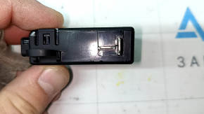 Kia Sorento 21-25 passenger seat charging port