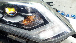 Nissan Rogue 17-LED front right headlight, broken guide, sand