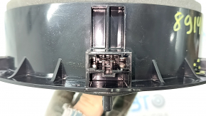 The front left door speaker of the Audi Q5 80A 18-24 is broken.