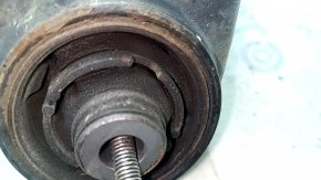 The rear right axle of a Nissan Rogue 14-20 has a cracked silent block.