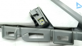 The rear pillar trim behind the left window of the Audi Q5 80A 18-24 is gray and needs cleaning. It is worn and has a broken mount. The mounts are broken.