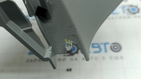 The rear pillar trim behind the left window of the Audi Q5 80A 18-24 is gray and needs cleaning. It is worn and has a broken mount. The mounts are broken.