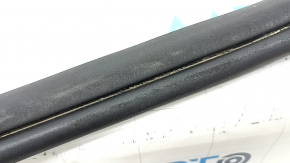 The front left door seal of the Hyundai Tucson 22-25 is worn out.