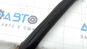 The front left door seal of the Hyundai Tucson 22-25 is worn out.