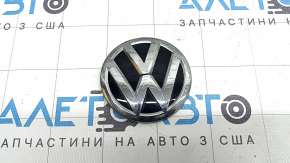 The rear emblem of the VW Jetta 19-21 has a broken guide and scratches.