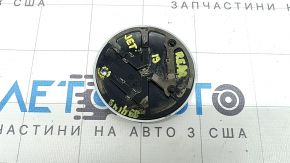The rear emblem of the VW Jetta 19-21 has a broken guide and scratches.