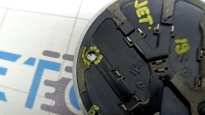 The rear emblem of the VW Jetta 19-21 has a broken guide and scratches.